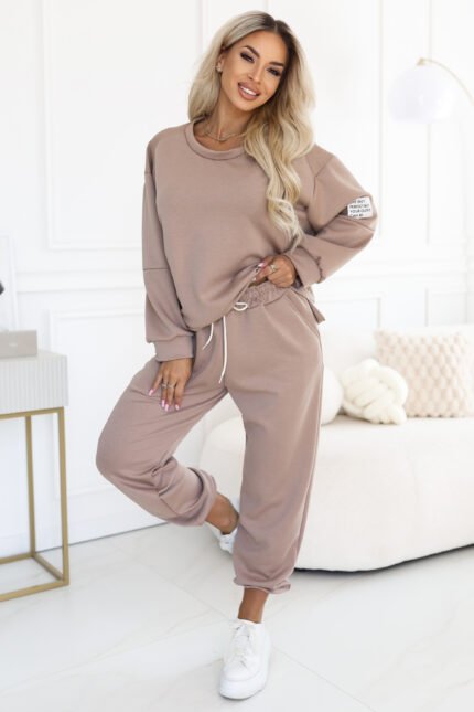 689-1 Women's tracksuit set with an oversized sweatshirt and drawstring pants - cappuccino-1